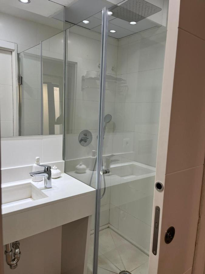 Deluxe Artemisa Seville